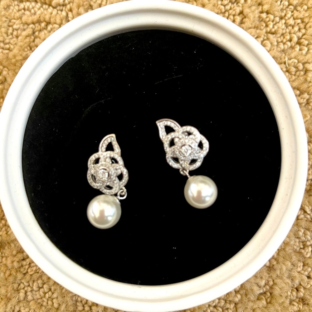 Camilla pearl earrings